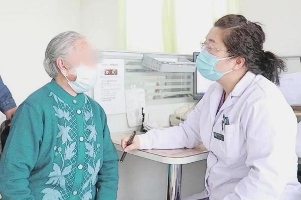 90 tuoi bat ngo co kinh, cu ba may man thoat benh hiem