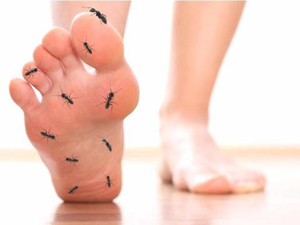 Xuất hiện u, cục ở chân. Khi tế bào ung thư có dấu hiệu di căn, nó sẽ hình thành các khối, u cục. tạo nên sự thay đổi ở chân bất thường.