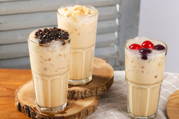 Uống trà sữa nạp lượng lớn caffein. Được biết, trà sữa rất được nhiều bạn trẻ ưu ái. Tuy nhiên ít người biết rằng, lượng caffein trong chúng rất cao. Quá trình phân tích, các chuyên gia nhận thấy lượng caffein trung bình trong trà sữa là 258mg/kg.