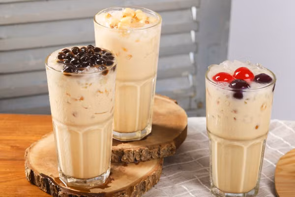 Uống trà sữa nạp lượng lớn caffein. Được biết, trà sữa rất được nhiều bạn trẻ ưu ái. Tuy nhiên ít người biết rằng, lượng caffein trong chúng rất cao. Quá trình phân tích, các chuyên gia nhận thấy lượng caffein trung bình trong trà sữa là 258mg/kg.