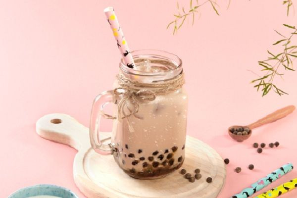 Uống trà sữa nạp lượng lớn đường. Lượng đường trong trà sữa cũng ở mức báo động. Một người trưởng thành không nên tiêu thụ quá 25g đường mỗi ngày. Trong khi đó, một cốc trà sữa cũng đã vượt qua giới hạn này.