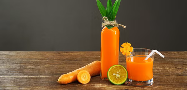 Ngoài ra, bạn cũng có thể dùng cà rốt ép lấy nước để tận dụng lượng axit malic và vitamin C trong chúng. Ảnh: Internet.