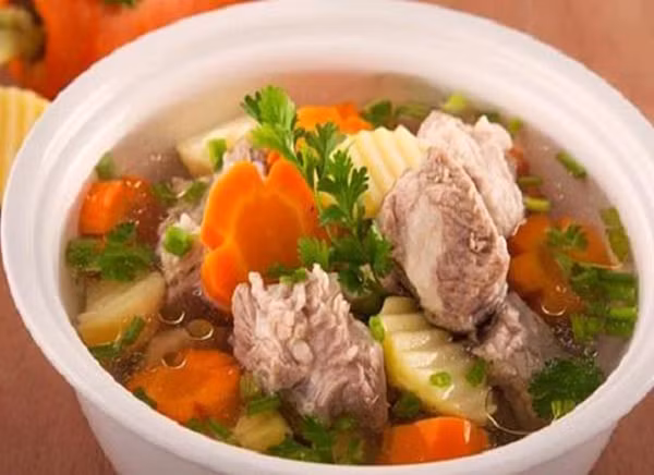 Để nhân đôi lợi ích sức khỏe từ cà rốt, bạn nên rửa sạch, gọt vỏ rồi thái thành từng miếng vừa ăn để ninh với xương gà, xương lợn.