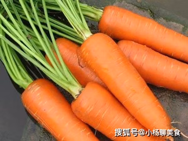 Không chỉ giàu vitamin, cà rốt còn chứa lượng lớn canxi, kali, sắt và khoáng chất có lợi cho sức khỏe. Đặc biệt, caroten có trong cà rốt luôn được đánh giá cao, tốt cho mắt, da, niêm mạc được khỏe mạnh.