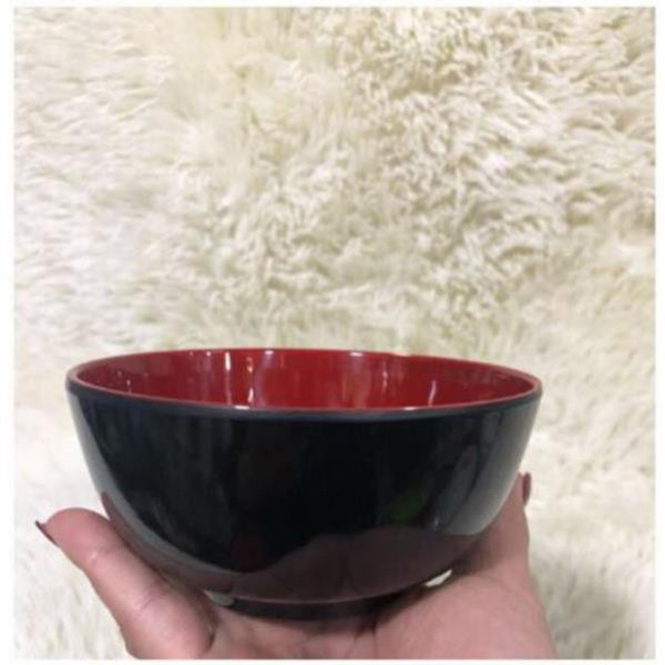 Đáng nói, bát giả sứ cũng tiềm ẩn chất gây hại. Năm 2019, một bé gái hơn 1 tuổi tại Quý Dương từng được chẩn đoán mắc bệnh bạch cầu cấp dòng lympho. Gia đình không có tiền sử người mắc bệnh, chế độ ăn uống và môi trường sống đều không có vấn đề. Khi mọi người hoang mang thì chuyên gia phát hiện chất formaldehyde vượt tiêu chuẩn trong chiếc bát giả sứ bé vẫn dùng đựng thức ăn hàng ngày.