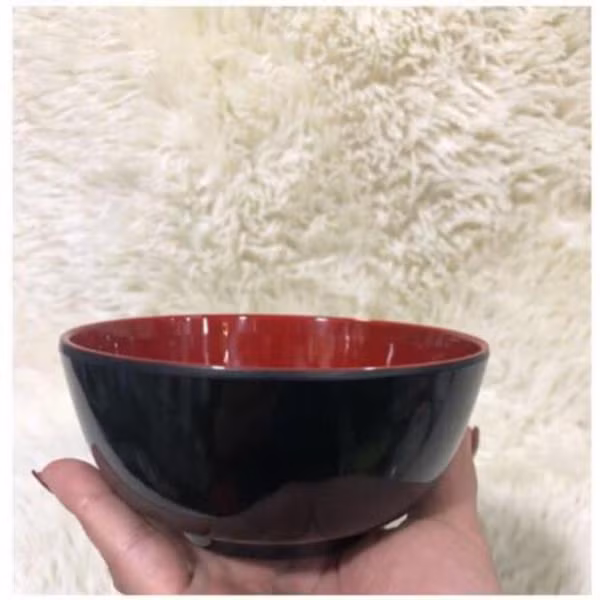 Đáng nói, bát giả sứ cũng tiềm ẩn chất gây hại. Năm 2019, một bé gái hơn 1 tuổi tại Quý Dương từng được chẩn đoán mắc bệnh bạch cầu cấp dòng lympho. Gia đình không có tiền sử người mắc bệnh, chế độ ăn uống và môi trường sống đều không có vấn đề. Khi mọi người hoang mang thì chuyên gia phát hiện chất formaldehyde vượt tiêu chuẩn trong chiếc bát giả sứ bé vẫn dùng đựng thức ăn hàng ngày.