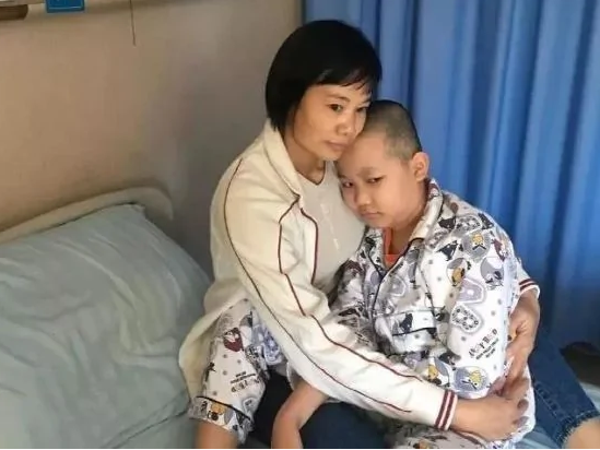 Aboluowang đưa tin, một gia đình 4 người từng được bác sĩ lần lượt chẩn đoán mắc ung thư máu. Về cơ bản, thói quen sinh hoạt của họ rất khoa học.