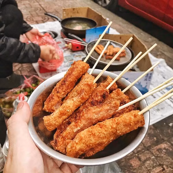 Không chỉ vậy, đồ ăn nhẹ do các cơ sở sản xuất không đảm bảo cũng tiềm ẩn nguy cơ chứa chất độc hại. Do tính chất đồ ăn vặt có thời gian bảo quản ngắn, không loại trừ nhiều cơ sở sẽ thêm lượng lớn chất bảo quản để kéo dài thời gian sử dụng.