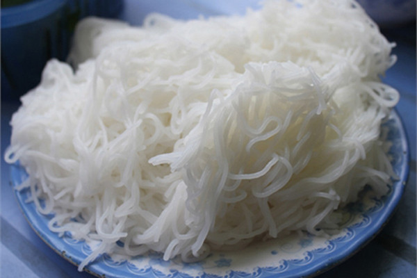 Chỉ khi kiểm tra kỹ môi trường sống và chế độ ăn hàng ngày, chuyên gia nghi ngờ nguyên nhân dẫn tới bệnh hiểm đến từ chất formaldehyde. Hóa ra, gia đình này rất thích ăn bún. Họ thường xuyên chọn chúng để nạp năng lượng mỗi ngày.