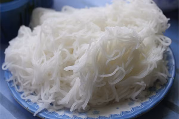 Chỉ khi kiểm tra kỹ môi trường sống và chế độ ăn hàng ngày, chuyên gia nghi ngờ nguyên nhân dẫn tới bệnh hiểm đến từ chất formaldehyde. Hóa ra, gia đình này rất thích ăn bún. Họ thường xuyên chọn chúng để nạp năng lượng mỗi ngày.