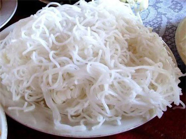 Dù không phải tất cả bún trên thị trường đều độc hại. Vậy nhưng liên tiếp nhiều vụ sản xuất bún “ngậm” hóa chất từng được báo chí phanh phui khiến người tiêu dùng cần hết sức cẩn trọng.