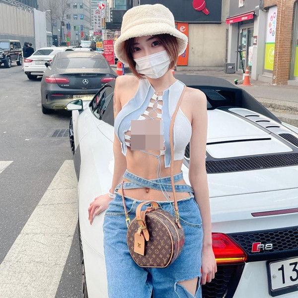 Bên cạnh những người được khen mặc đẹp, không ít cô gái bị cho là ăn mặc phản cảm, hở hang quá đà.