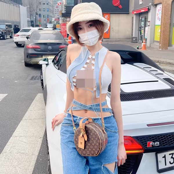 Bên cạnh những người được khen mặc đẹp, không ít cô gái bị cho là ăn mặc phản cảm, hở hang quá đà.