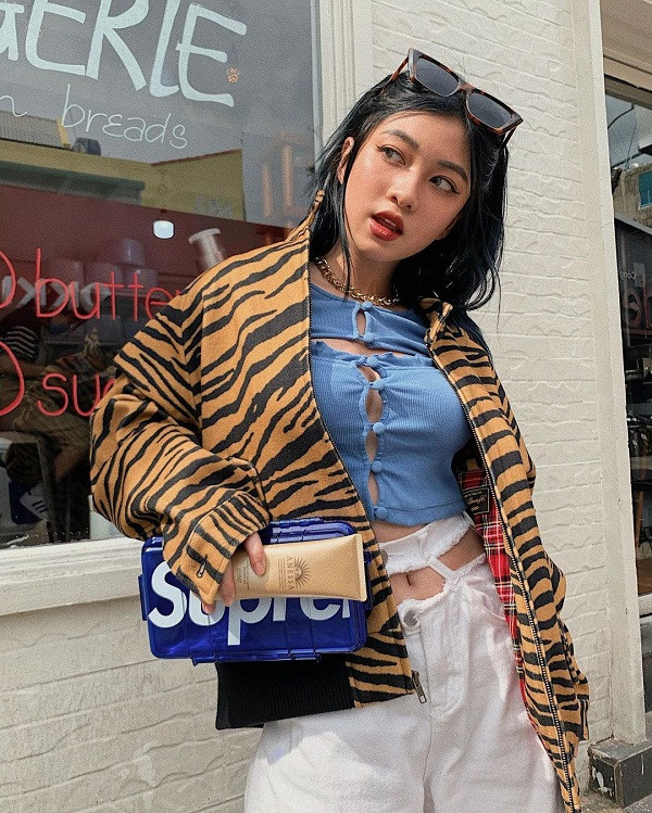 Áo được may bằng nhiều chất liệu như len tăm, denim... ôm sát, giúp người mặc khoe được đường cong trứ danh.