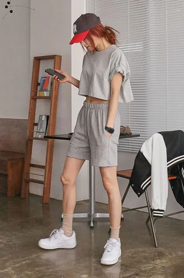 Để theo đuổi phong cách Athflow, bạn gái nên chọn quần cạp chun thay vì khóa kéo để tạo hiệu ứng thị giác năng động tốt hơn.