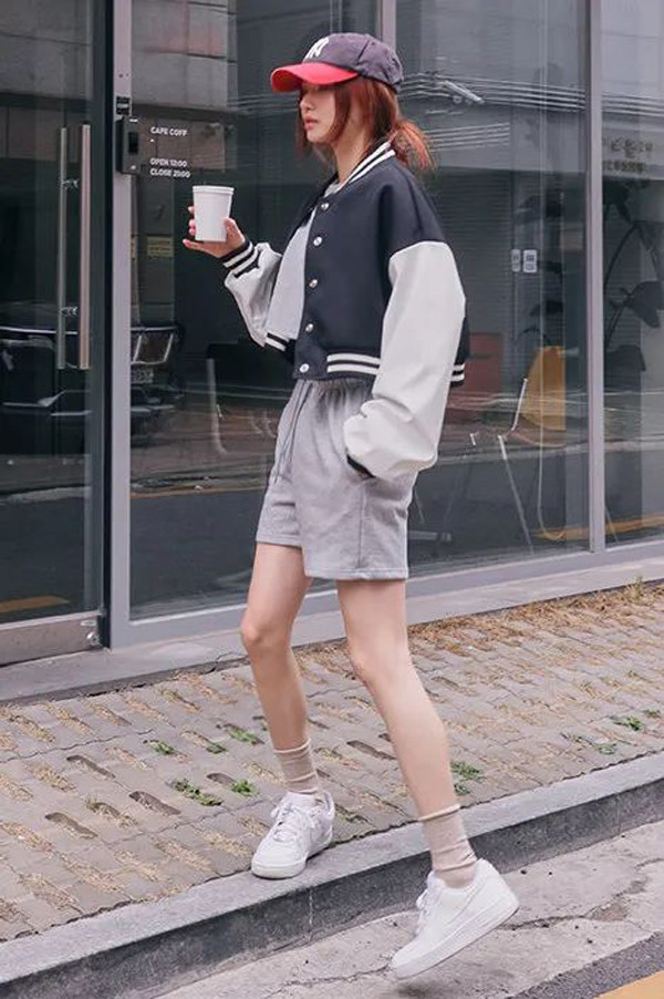 Mặc “quần của bố” theo phong cách thể thao cũng được nhiều cô gái áp dụng. Cách diện này còn được biết đến là phong cách Athflow – phong cách thoải mái và thanh lịch đang là hottrend năm 2021.