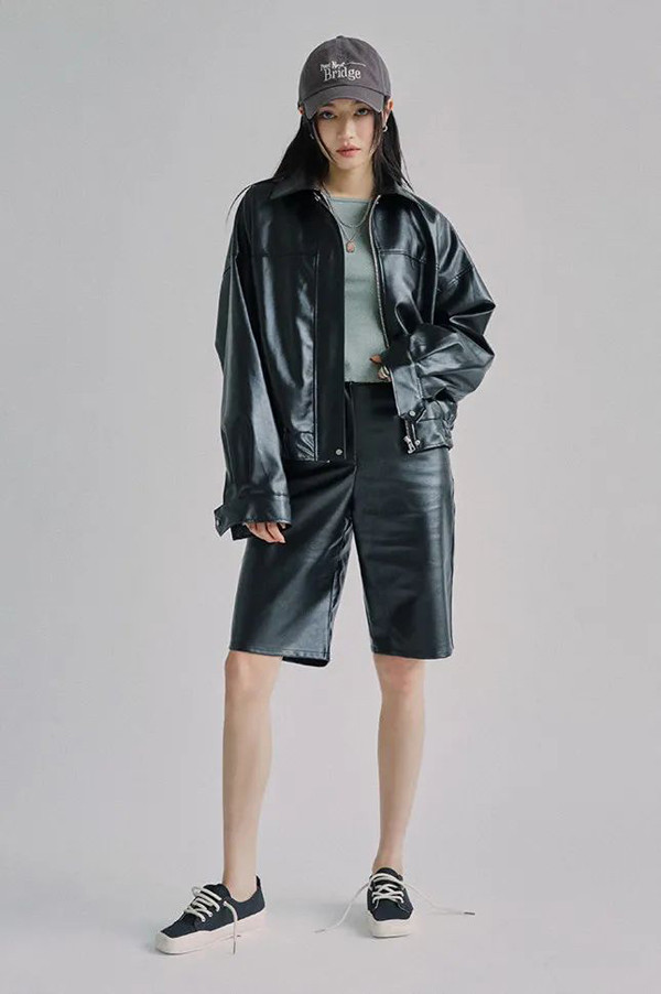 Item “quần của bố” cũng được khen là mặc đẹp hơn so với những quần short thông thường. Khi diện những chiếc quần ống rộng trên gối 2-3cm, người mặc sẽ giấu được nhược điểm chân không thẳng, che chắn vùng đùi và vòng 3 quá khổ.