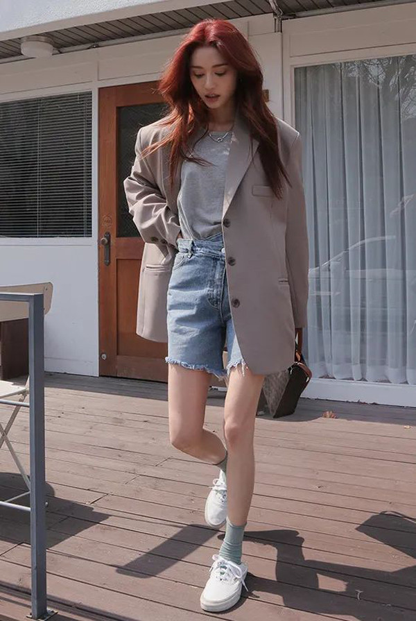 Trường hợp theo đuổi vẻ bụi bặm, bạn nên chọn “quần của bố” chất vải denim với chi tiết lỗ, sờn.