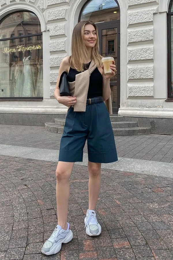 Nhiều stylist đánh giá sự linh hoạt của “dad pants” là “không thể xem thường”. Nó mang lại vẻ ngoài sang chảnh, gai góc song cũng không phải mẫu quần “khó nhằn” cho chị em điệu đà, ưa thích vẻ đẹp nữ tính.