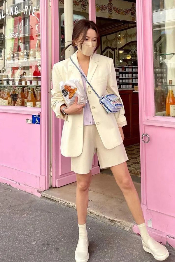 Chị em có thể phối “quần của bố” với áo vest mỏng. Đây là cách lên đồ phổ biến và được đánh giá cao nhất. Nó vừa giúp người mặc đối phó được cái nóng của thời tiết, lại vô cùng thời trang.