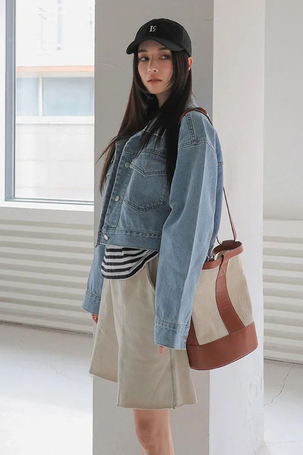 Mốt “quần của bố” ngày càng thịnh hành 2 năm trở lại đây khi phong cách retro, phi giới tính được nhiều người tiếp nhận. Khi mặc item này, chị em vừa khoe được đôi chân dài, thoải mái vận động mà vẫn giúp được nét cá tính, kín đáo vừa đủ.