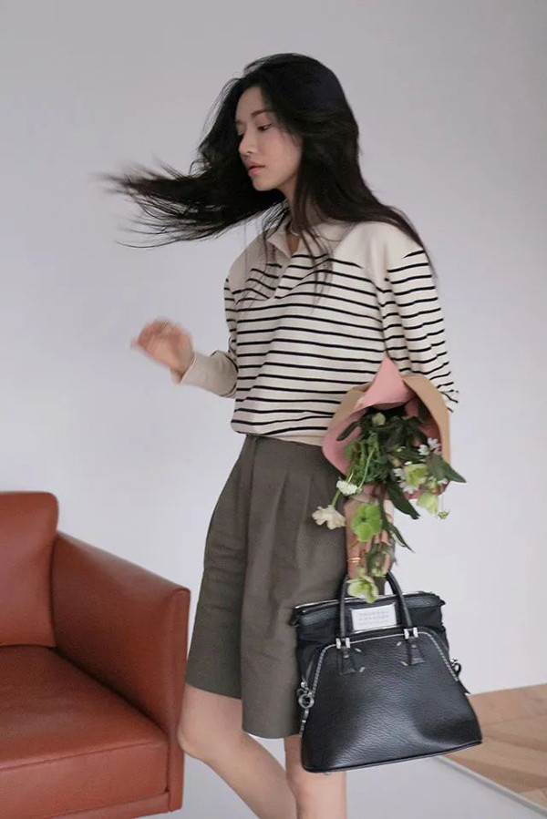 Phong cách “quần của bố” còn được biết đến với tên gọi “dad pants” hay “Bermuda shorts". Thiết kế có ống quần dài đến đầu gối hoặc giữa đùi, phom rộng. Mẫu quần ban đầu thường chỉ được cánh đàn ông chọn mặc.