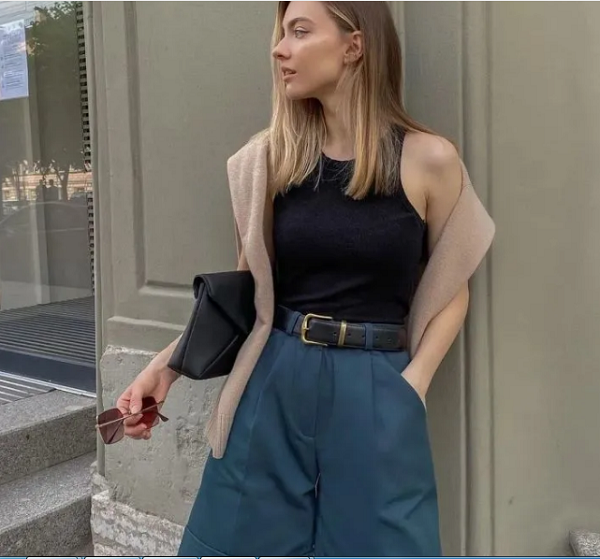 Những chiếc quần hotpants được nhiều người lựa mặc dịp nắng nóng. Tuy nhiên, nhược điểm của loại quần này là khá ngắn, dễ khiến người mặc gặp sự cố trang phục.