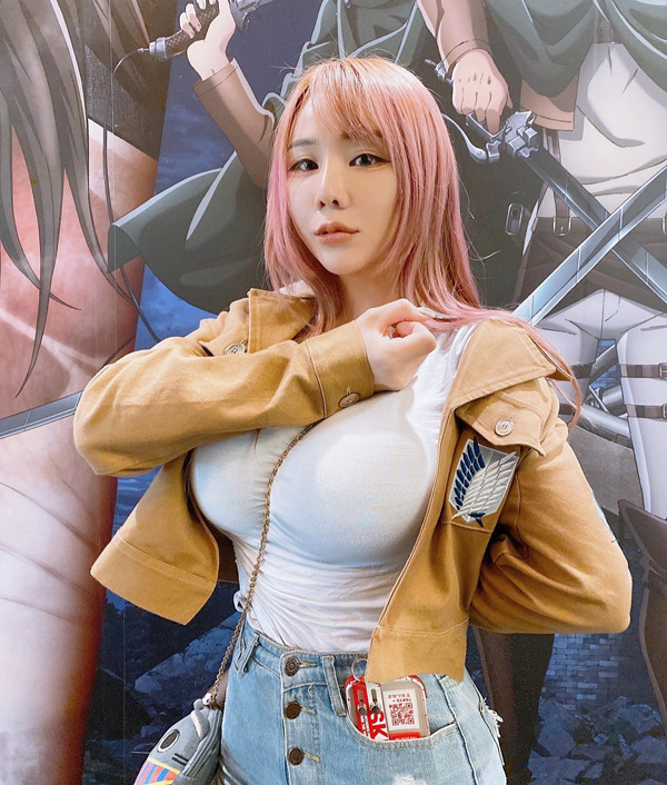 Khi bắt hottrend đeo túi chéo khoe body, chị em thường tận dụng những chiếc túi có dạng sợi xích hoặc quai mảnh kết hợp với áo bó sát.