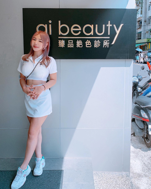 Khi biến túi xách thành món đồ tôn dáng, bạn gái cũng cần lưu ý đến trang phục tổng thể.