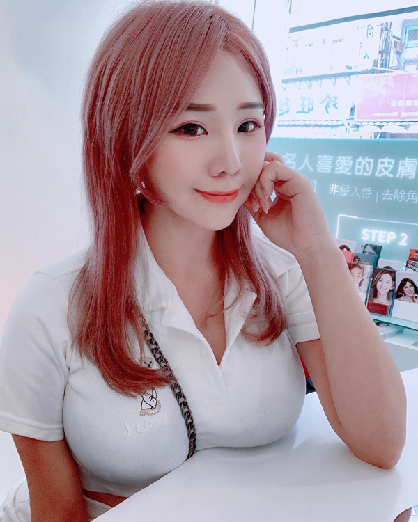 Nguyên nhân bởi khuôn ngực lớn, lại mặc áo bó sát dễ khiến visual chủ nhân như “bùng nổ”.