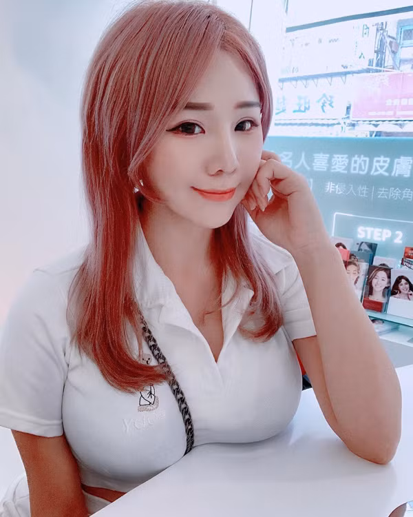 Nguyên nhân bởi khuôn ngực lớn, lại mặc áo bó sát dễ khiến visual chủ nhân như “bùng nổ”.