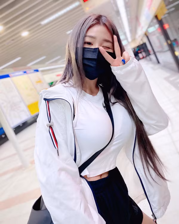 Thay vì mặc những bộ đồ trễ nải gây “nhức mắt”, chị em nên tiết chế khoảng hở vừa phải. Chỉ cần mặc áo bó sát thôi cũng đủ mang lại vẻ hấp dẫn “chết người”. Ảnh: Internet, Instagram Janie.lin.