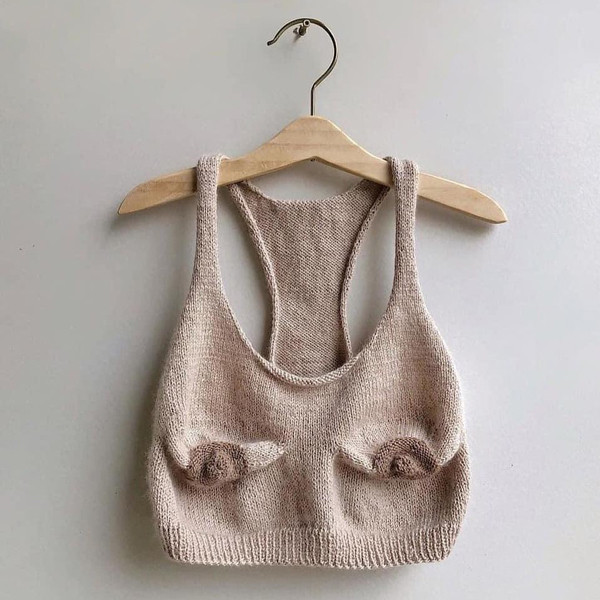 Cụ thể, chúng mô phỏng theo bầu ngực lão hóa, chảy xệ, biến dạng của phụ nữ sau sinh hoặc đã có tuổi. Thiết kế kích thích sự tò mò, “gây cười” vì thoạt nhìn khá hài hước. Thế nhưng, câu chuyện và ý nghĩa đằng sau những chiếc áo nội y này lại lấy nước mắt của nhiều người.