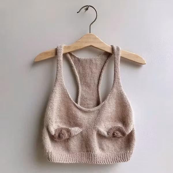 Cụ thể, chúng mô phỏng theo bầu ngực lão hóa, chảy xệ, biến dạng của phụ nữ sau sinh hoặc đã có tuổi. Thiết kế kích thích sự tò mò, “gây cười” vì thoạt nhìn khá hài hước. Thế nhưng, câu chuyện và ý nghĩa đằng sau những chiếc áo nội y này lại lấy nước mắt của nhiều người.