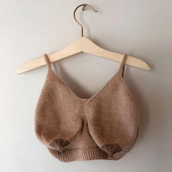 Được biết, những chiếc nội y bầu ngực chảy xệ này nằm trong bộ sưu tập “Mom Bras” của Cassie Arnold Art. Tác phẩm lấy cảm hứng từ việc sảy thai, cho con bú hay hình dáng ngực của phụ nữ biến đổi để khuyến khích tất cả mọi người tham gia đối thoại nhiều hơn về các chủ đề cấm kỵ và ít có ai nói về phụ nữ.