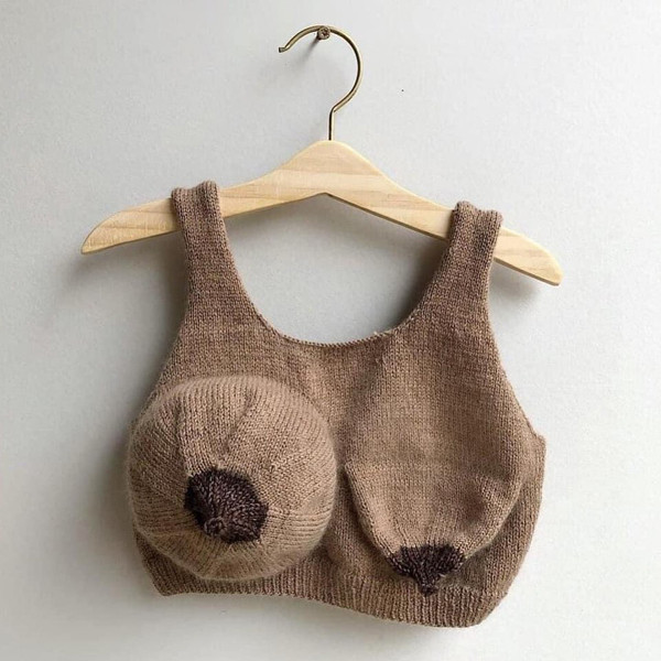 Một mẫu nội y mô phỏng bầu ngực của phụ nữ sảy thai. Nếu như những người mẹ khác được tận hưởng cảm giác ôm con vào lòng, cảm nhận tình mẫu tử thiêng liêng thì người này lại khổ sở vì một bên ngực căng phồng vì sữa, một bên teo tóp. Ảnh: Cassie Arnold Art.