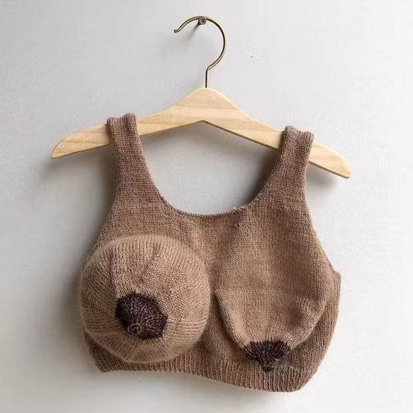 Một mẫu nội y mô phỏng bầu ngực của phụ nữ sảy thai. Nếu như những người mẹ khác được tận hưởng cảm giác ôm con vào lòng, cảm nhận tình mẫu tử thiêng liêng thì người này lại khổ sở vì một bên ngực căng phồng vì sữa, một bên teo tóp. Ảnh: Cassie Arnold Art.