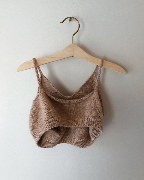 Không đẹp lung linh, những chiếc áo mộc mạc, mô phỏng chân thực về sự thay đổi cơ thể của người mẹ sau sinh. Chúng cho thấy, để có thể nuôi con khôn lớn, người mẹ phải hi sinh nhiều vô kể.