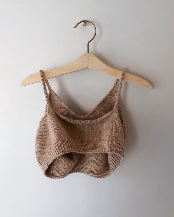 Không đẹp lung linh, những chiếc áo mộc mạc, mô phỏng chân thực về sự thay đổi cơ thể của người mẹ sau sinh. Chúng cho thấy, để có thể nuôi con khôn lớn, người mẹ phải hi sinh nhiều vô kể.