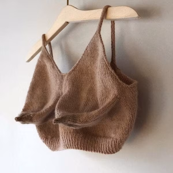 Trong khi nhiều nhà thiết kế theo đuổi phong cách sexy, giúp người mặc phô diễn đường cong hấp dẫn thì mẫu áo này lại đi ngược lại xu hướng, “tố” nhược điểm cơ thể.