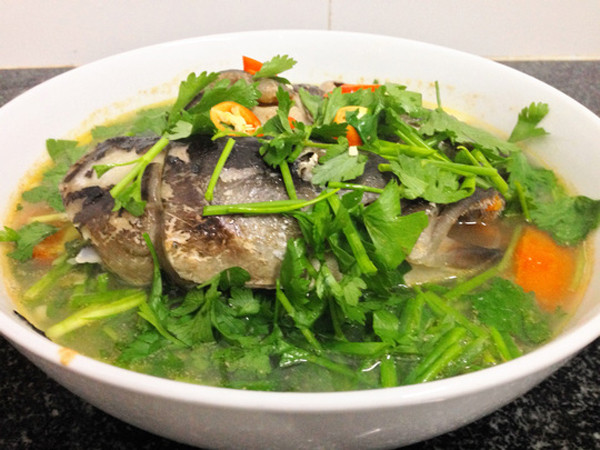 Bộ phận cực độc ở cá - Đầu. Đầu cá có phần não chứa nhiều axit béo không bão hòa và chất photpho lipid. Trong khi đó, phần mắt cá chứa nhiều vitamin B1, các axit béo không bão hòa như axit docosahexenoic, axit eicosapentaenoic mang lại tác dụng tăng cường trí nhớ và năng lực tư duy, giảm cholesterol trong cơ thể.