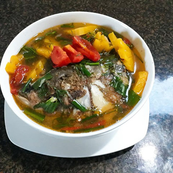 Đầu được cho là bộ phận cực độc ở cá, ăn nhiều không có lợi. Nguyên nhân bởi chúng có khả năng dễ tích tụ độc tố. Các nhà khoa học cho biết, hàm lượng thủy ngân trong thịt và trứng cá không thay đổi nhiều theo thời gian. Tuy nhiên, lượng thủy ngân tích tụ trong não, da cá lại tăng lên đáng kể.