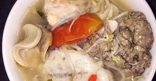 Nếu thích món ruột, bạn chọn cẩn thận lựa chọn và chế biến. Trước khi nấu phải rửa thật sạch bằng muối, nấu chín, tránh nguy cơ mắc bệnh ký sinh trùng. Ảnh: Internet.