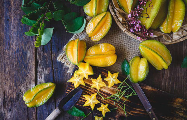 Khế cũng chứa hàm lượng axit oxalic khá cao so với các loại trái cây khác. Ở đó, axit oxalic được xem là chất phản dinh dưỡng. Những người bị sạn thận không nên ăn nhiều vì hàm lượng cao oxalic có thể gây sỏi thận.