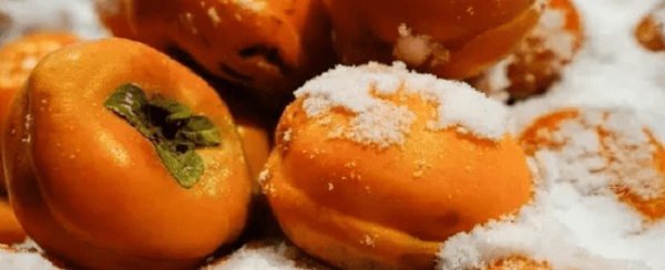 Quả hồng đông lạnh. Theo Đông y quả hồng có vị ngọt, chát, tính hàn, có tác dụng thanh nhiệt khứ táo, nhuận phế tiêu đờm, nhuyễn kiên, chỉ khát sinh tân, kiện tì, trị lị, chỉ huyết… giúp giảm táo bón, đau nhức do bệnh trĩ hoặc các chứng bệnh như là xuất huyết, ho khan, đau họng, chứng huyết áp cao.