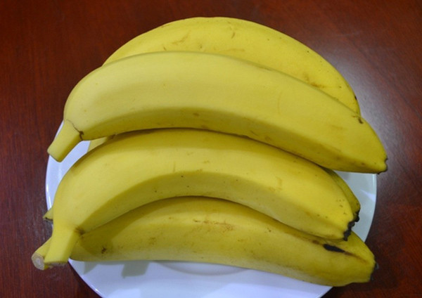  Chuối chín hóa chất. Chuối rất được ưa thích nhờ mùi thơm đặc trưng, giàu dinh dưỡng, tốt cho đường tiêu hóa. Chuối cũng là loại quả được chị em ưu ái khi nỗ lực giảm cân.