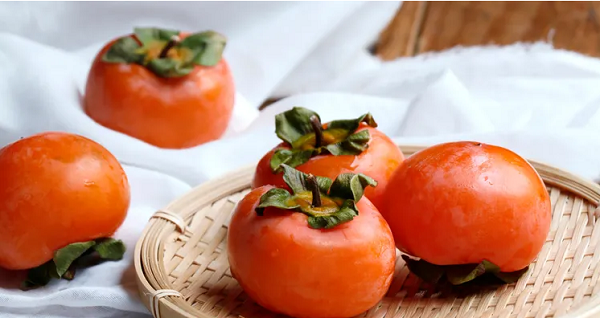 Quả hồng cũng là một trong các loại trái cây ít calo, chứa nhiều dưỡng chất như canxi và vitamin, trong đó có vitamin A và C có nhiều lợi ích cho sức khỏe.