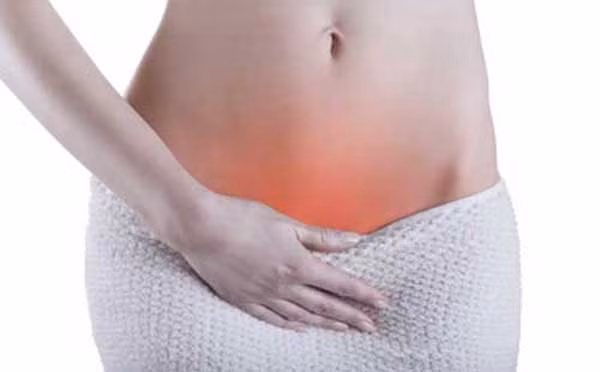 Theo thời gian, lượng chất nhờn tiết ra sẽ tăng dần. Thay vì màu trắng đục như trước, chúng trở nên vàng sậm, nhầy nhụa. Nhiều trường hợp khí hư sẽ bốc mùi hôi thối, biểu hiện giống như dịch mủ.