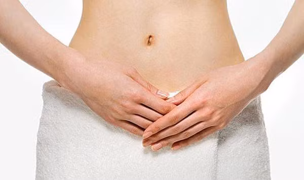 Các nhà khoa học cho biết, ở giai đoạn đầu của bệnh, dịch tiết của người bệnh tiết ra không nhiều. Chúng có màu trắng đục hoặc vàng nhạt, không có mùi hôi.