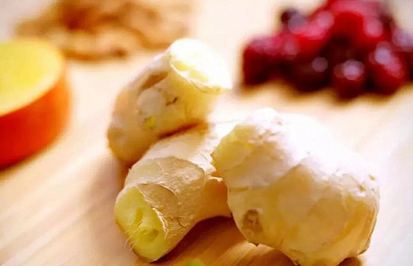 Dư thừa độ ẩm thể hiện rõ nhất ở bệnh viêm xương khớp dạng thấp, bệnh chàm, đau đầu, chóng mặt, mất ngủ, cholesterol cao, bệnh tim mạch vành, đột quỵ, tiết dịch âm đạo nhiều, bệnh gout, tiêu chảy, tăng huyết áp… Do đó, việc bài trừ độ ẩm có ý nghĩa quan trọng.